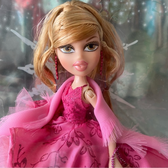 Bratz HOLIDAY TRINITY Doll NRFB Beautiful Dress Collectors Christmas Edition - Picture 4 of 5